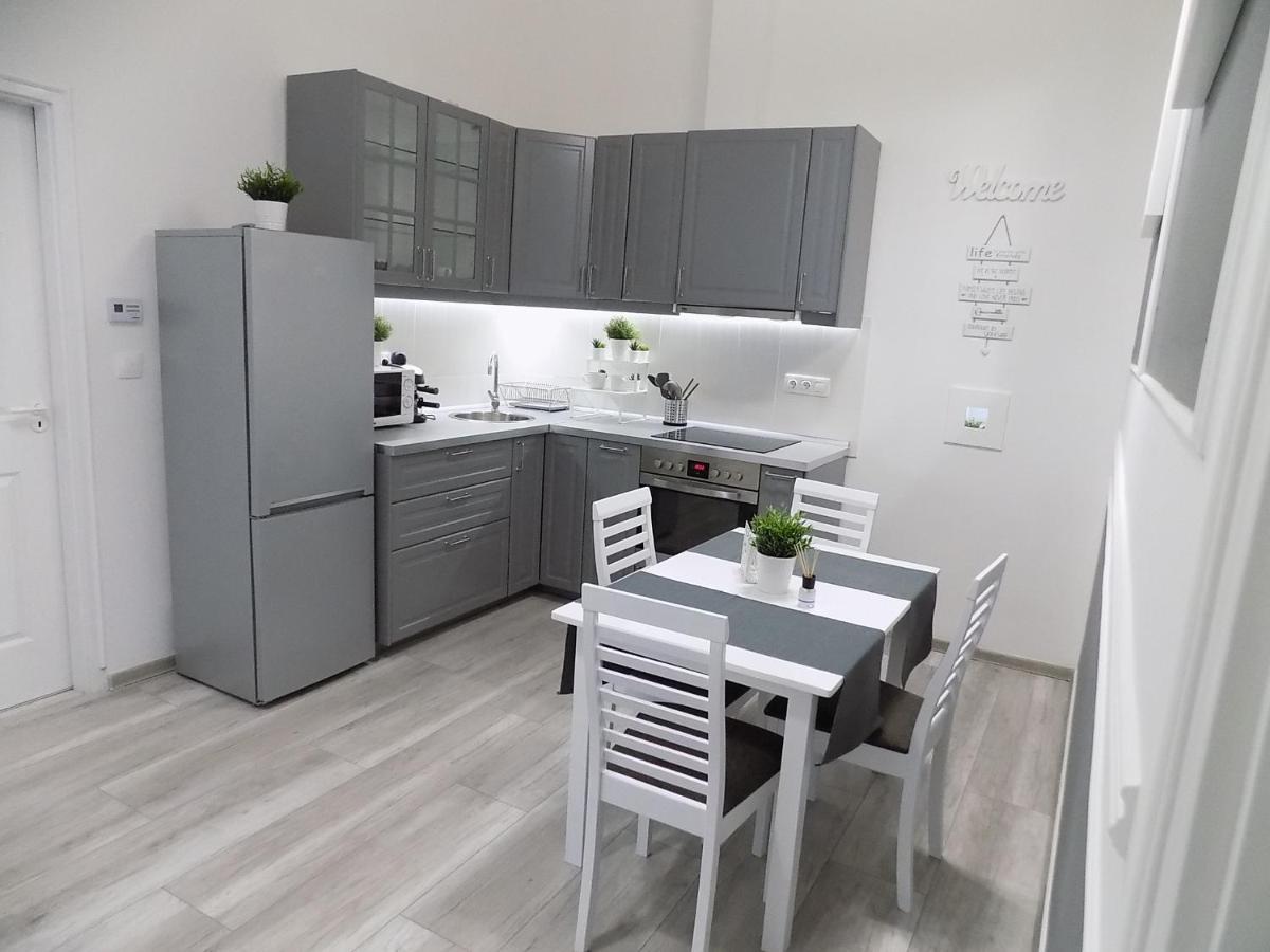 A10 Alkotmany B Apartment Budapest Esterno foto